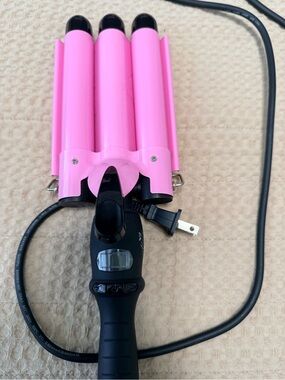 Triple Barrel Pink Hair Waver